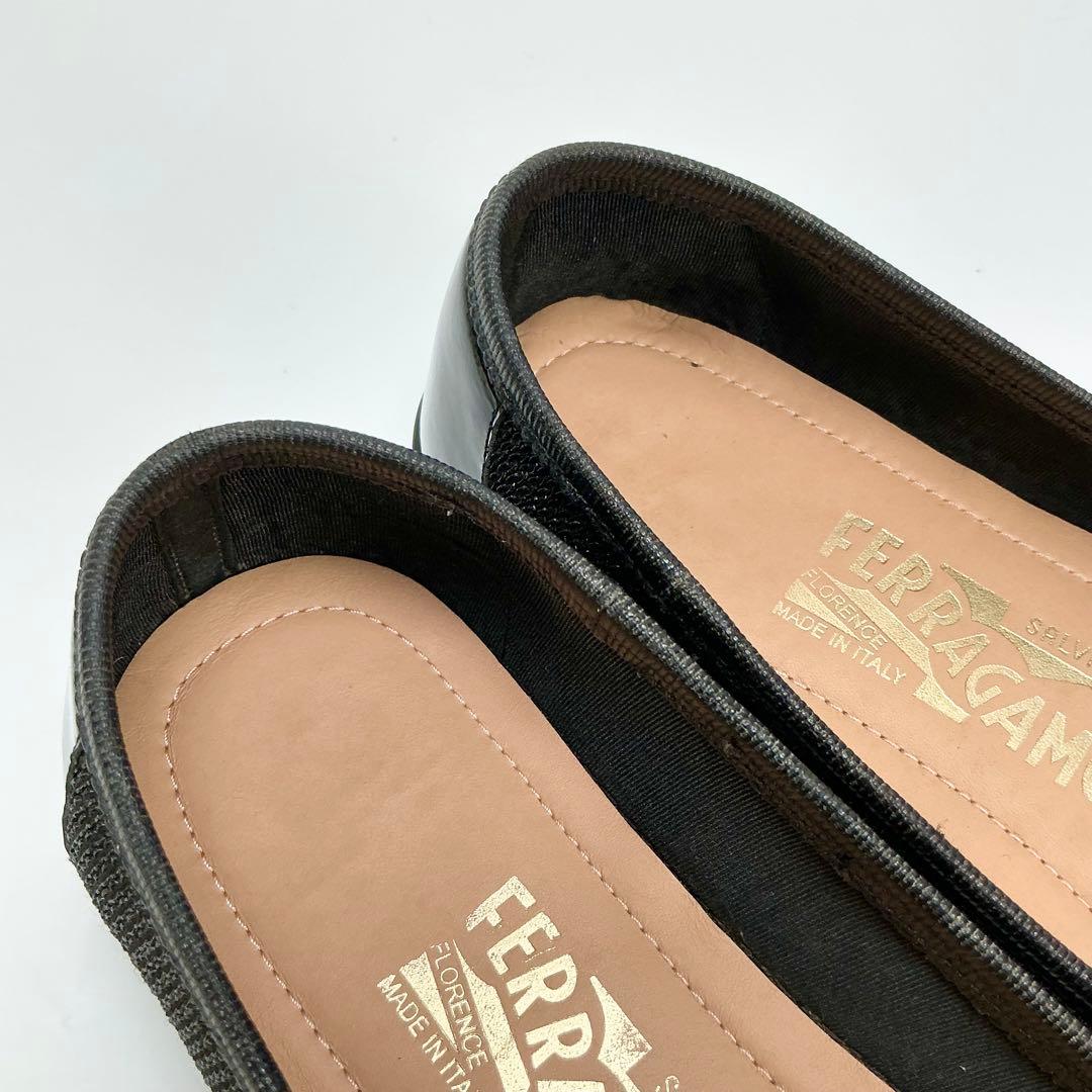 SALVATORE FERRAGAMO　フラットシューズ　ヴァラリボン　エナメル