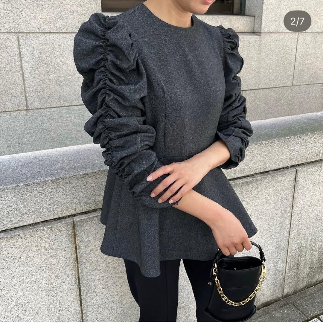 heve シャーリングペプラムブラウス チャコール