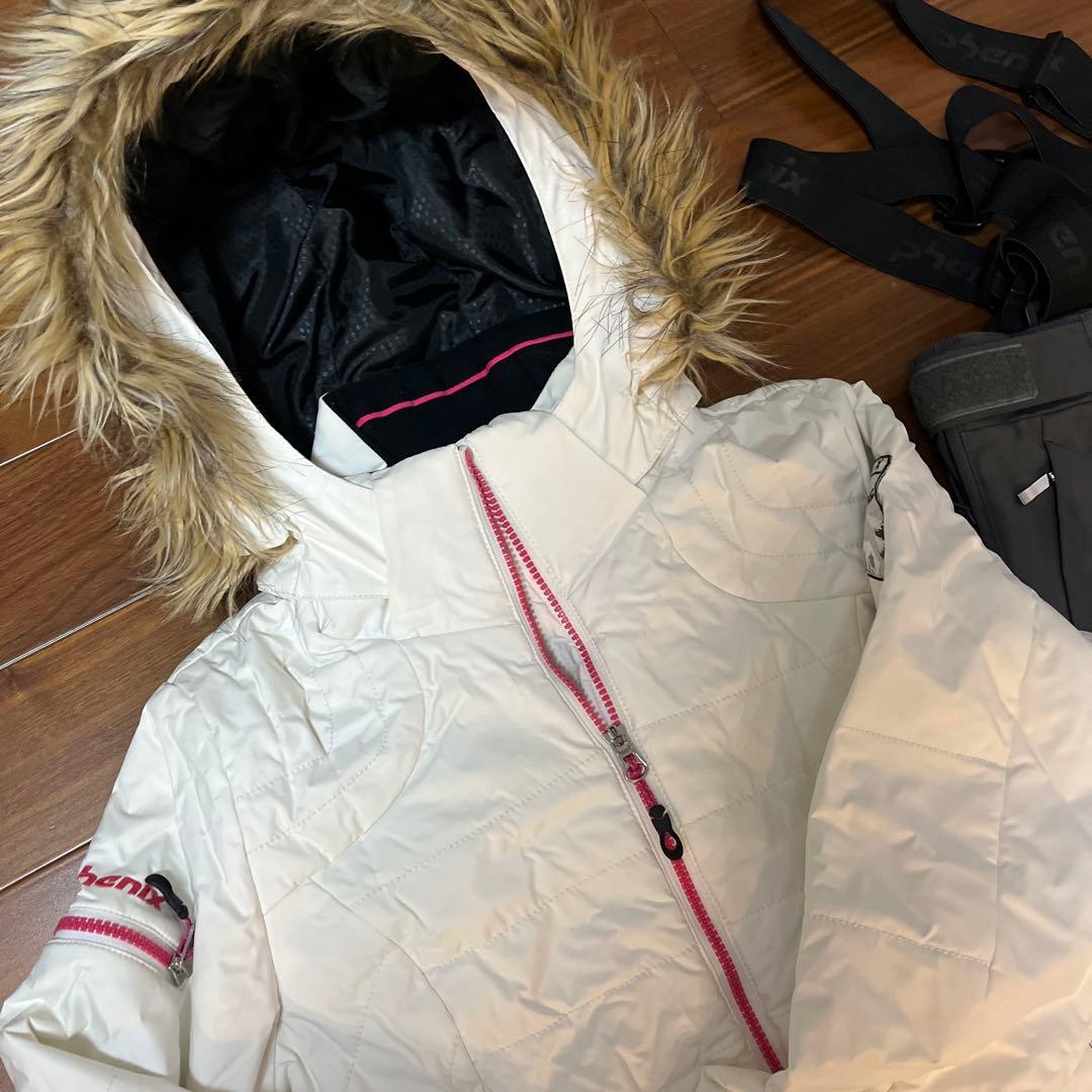 ホワイトジャケットとグレーサスペンダーパンツセット