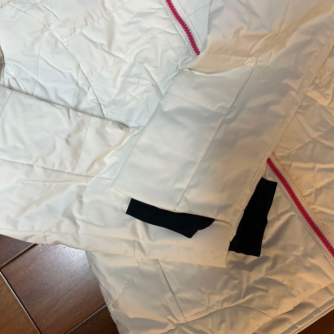 ホワイトジャケットとグレーサスペンダーパンツセット