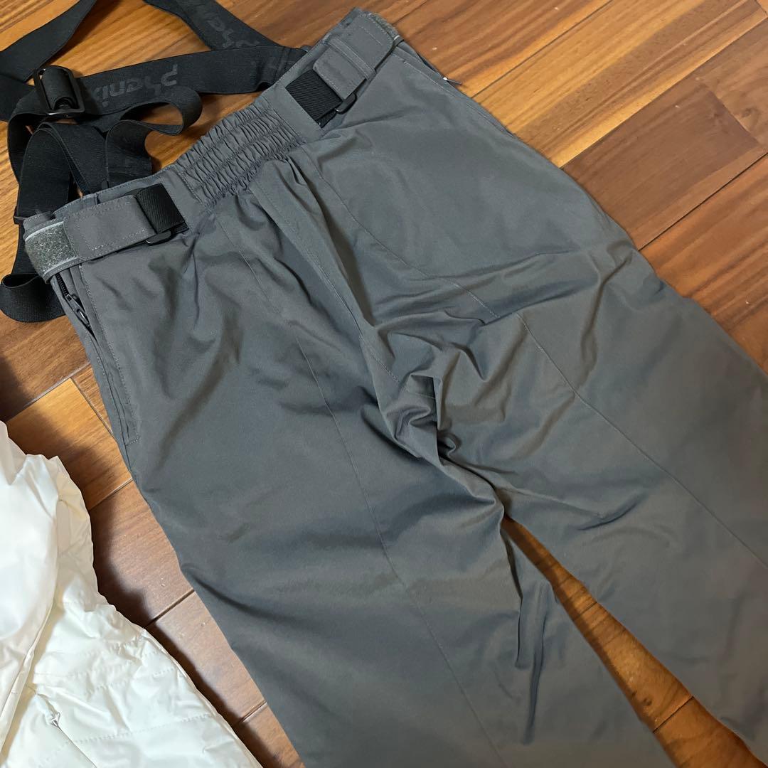 ホワイトジャケットとグレーサスペンダーパンツセット