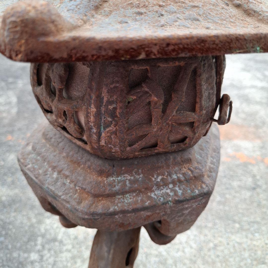 伝統的な金属製燈籠　アンティーク　鉄鋳物製　灯篭