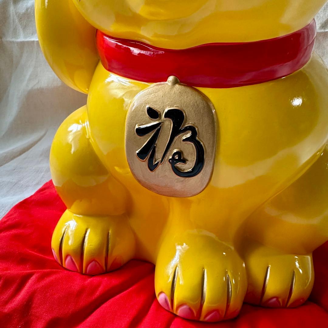 招き猫 右手あげ 黄色 10号 赤座布団