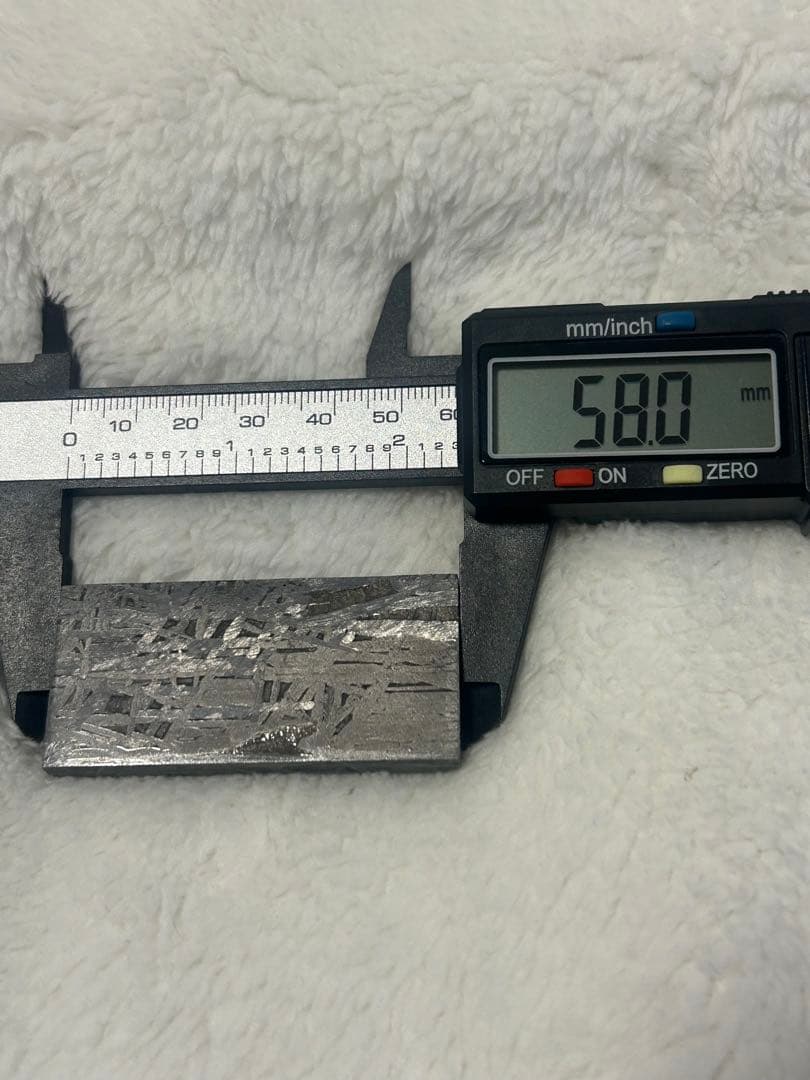 アルタイ鉄隕石。美しい長方形。約85.90