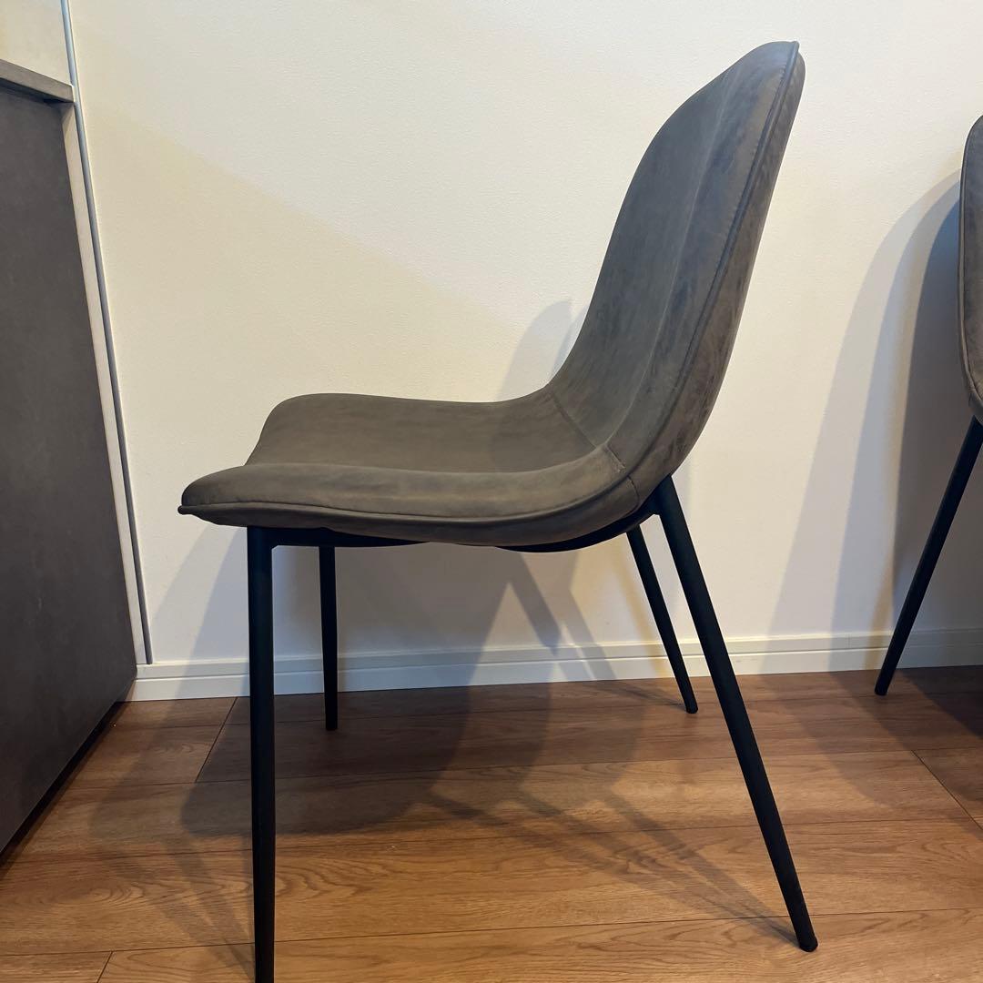 グレーの合成皮革ダイニングチェア　①