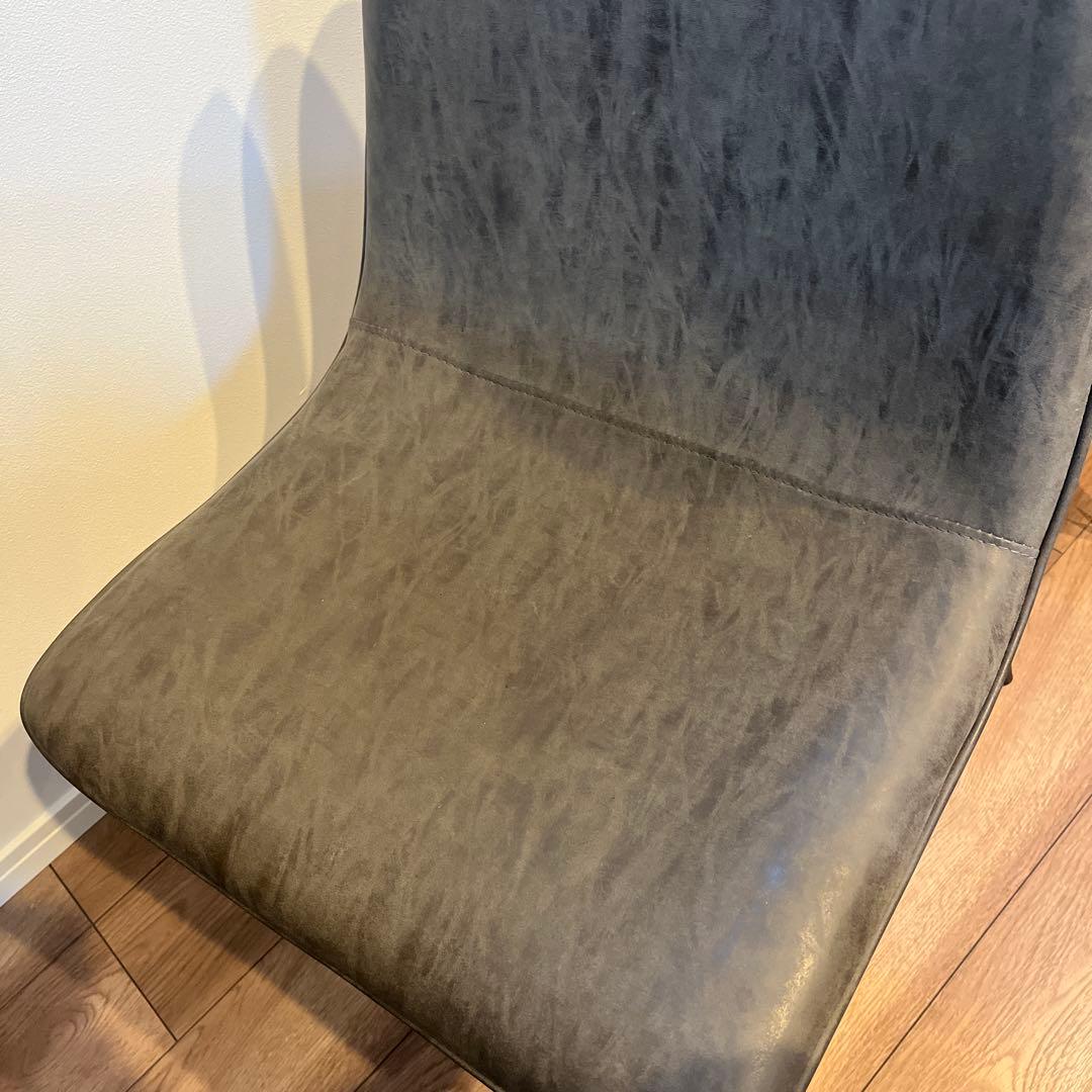 グレーの合成皮革ダイニングチェア　①