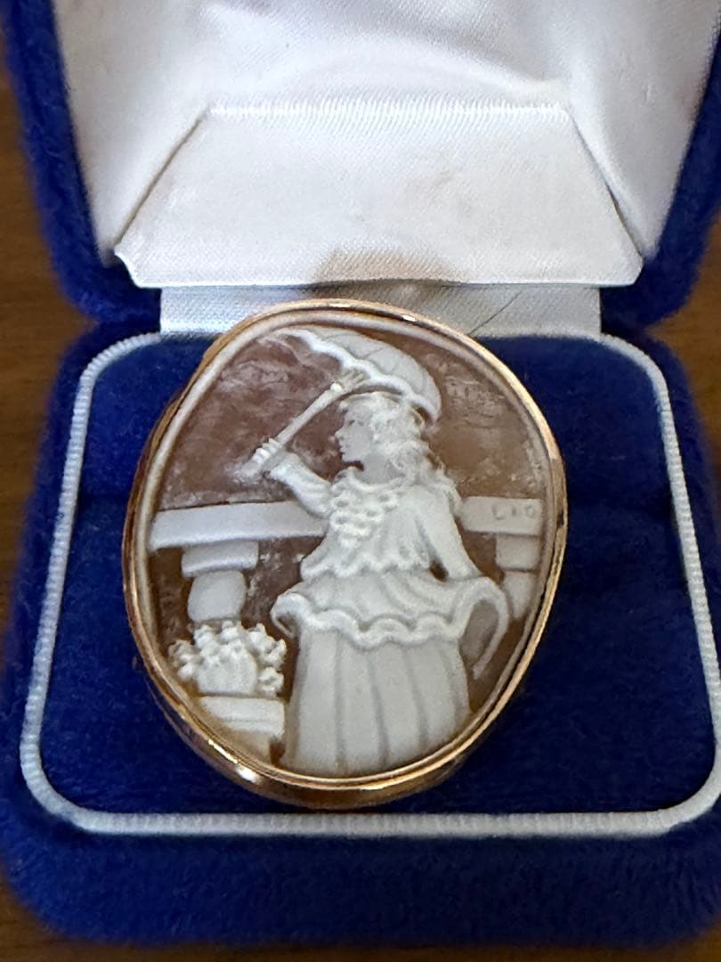 女性の傘のシェルカメオ K18