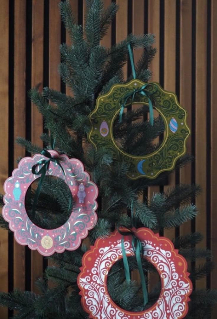 ロシア雑貨☆木製クリスマスリースCモスグリーン壁掛け飾りマトリョーシカ オリガ作