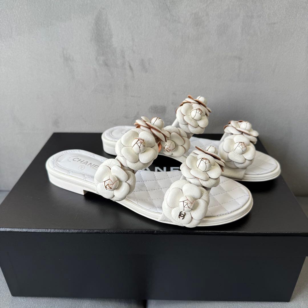 シャネル カメリア サンダル ホワイト キルティング レザー パンプス 21.5