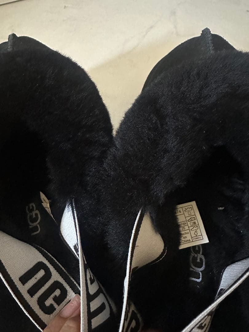 UGG ファー付き厚底サンダル 25センチ Black