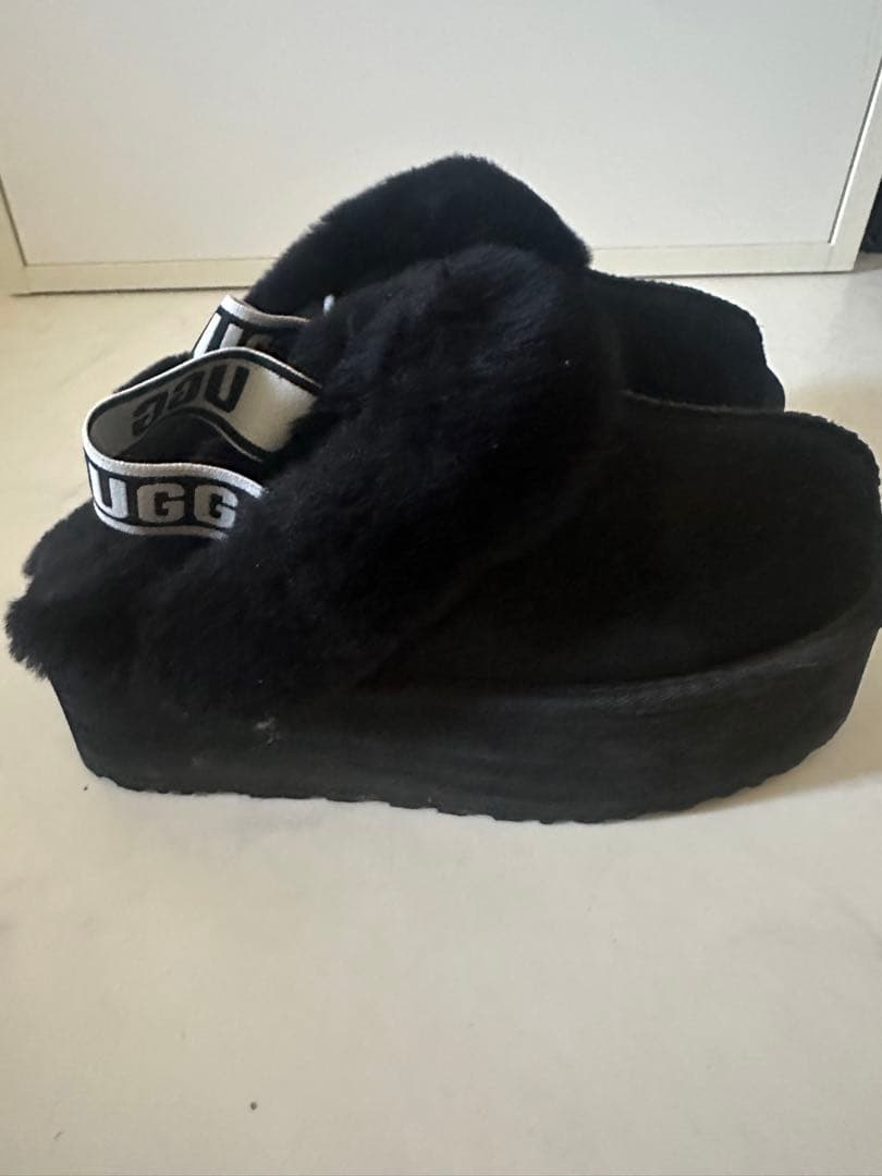 UGG ファー付き厚底サンダル 25センチ Black