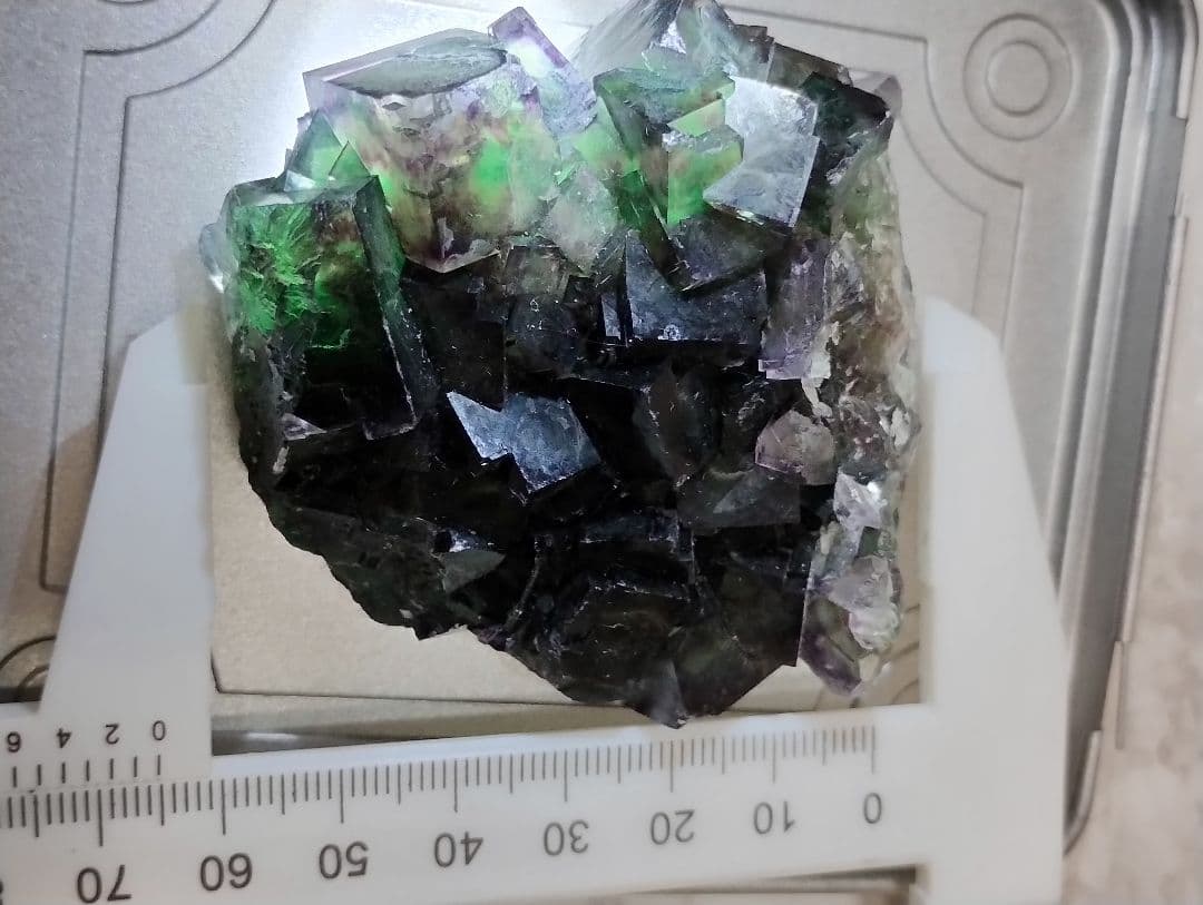 南アフリカ産のフローライト 重さ２００,４ｇ 紫とグリーンのゾーニングが美しい