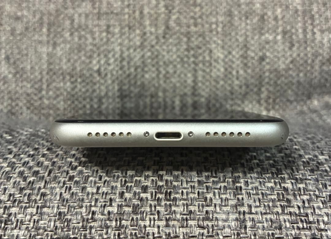 iPhone 11 本体 128GB ホワイト 画面ひび割れあり