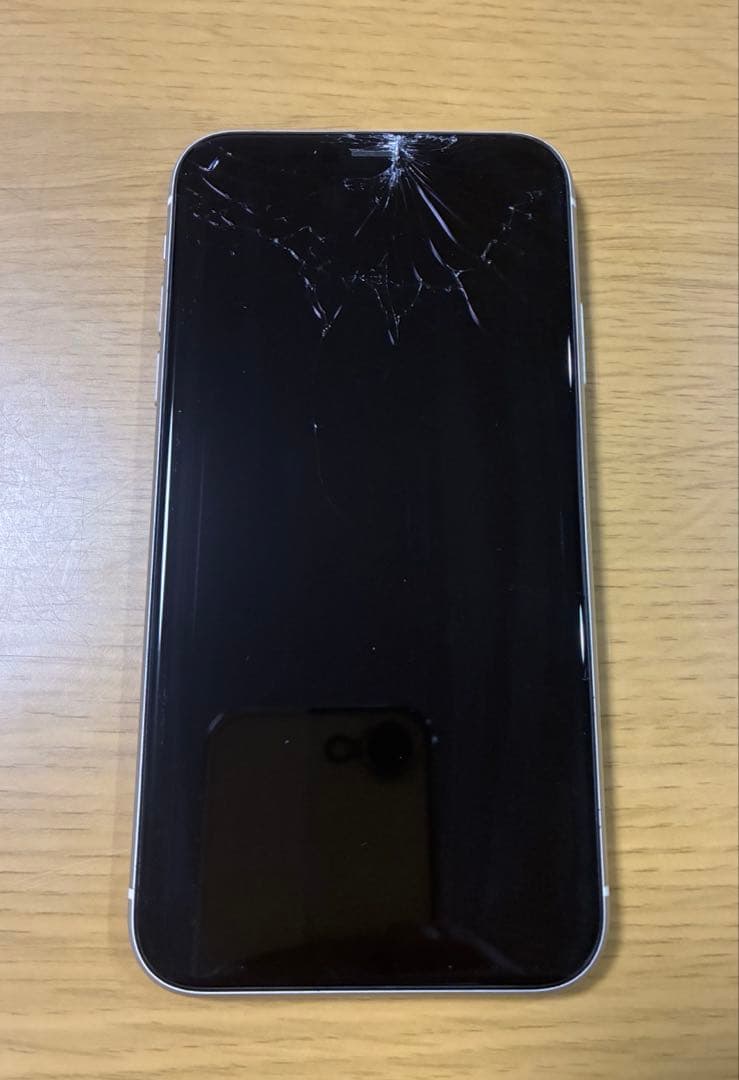 iPhone 11 本体 128GB ホワイト 画面ひび割れあり