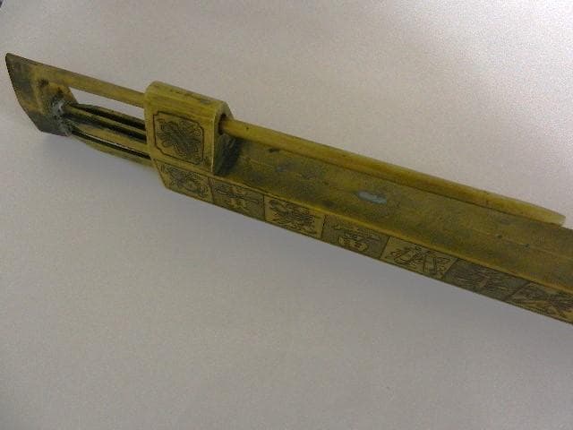 「荣華富貴　大明萬歴年造　龍や童子」などが彫刻された大形の黄銅製錠前