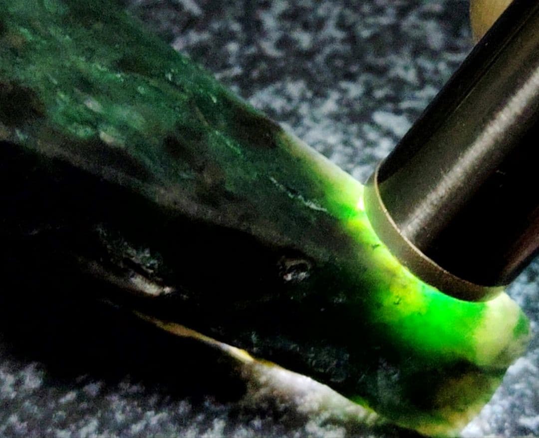 ★翡翠原石★糸魚川硬玉【山之坊コスモクロア・切り出し端材49ｇ】