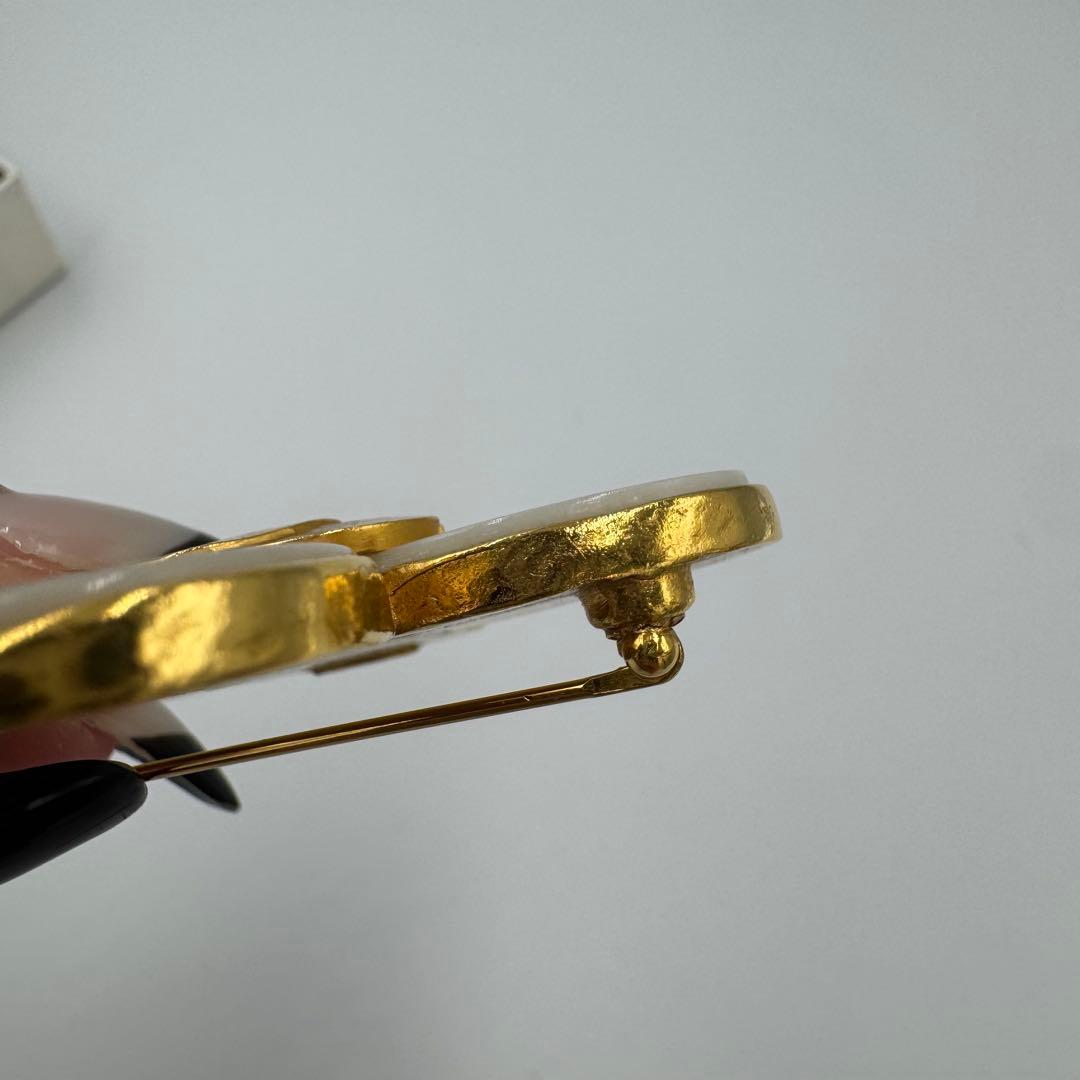 CHANEL ブローチ ココマーク フラワー ホワイトシェル ゴールド 95A