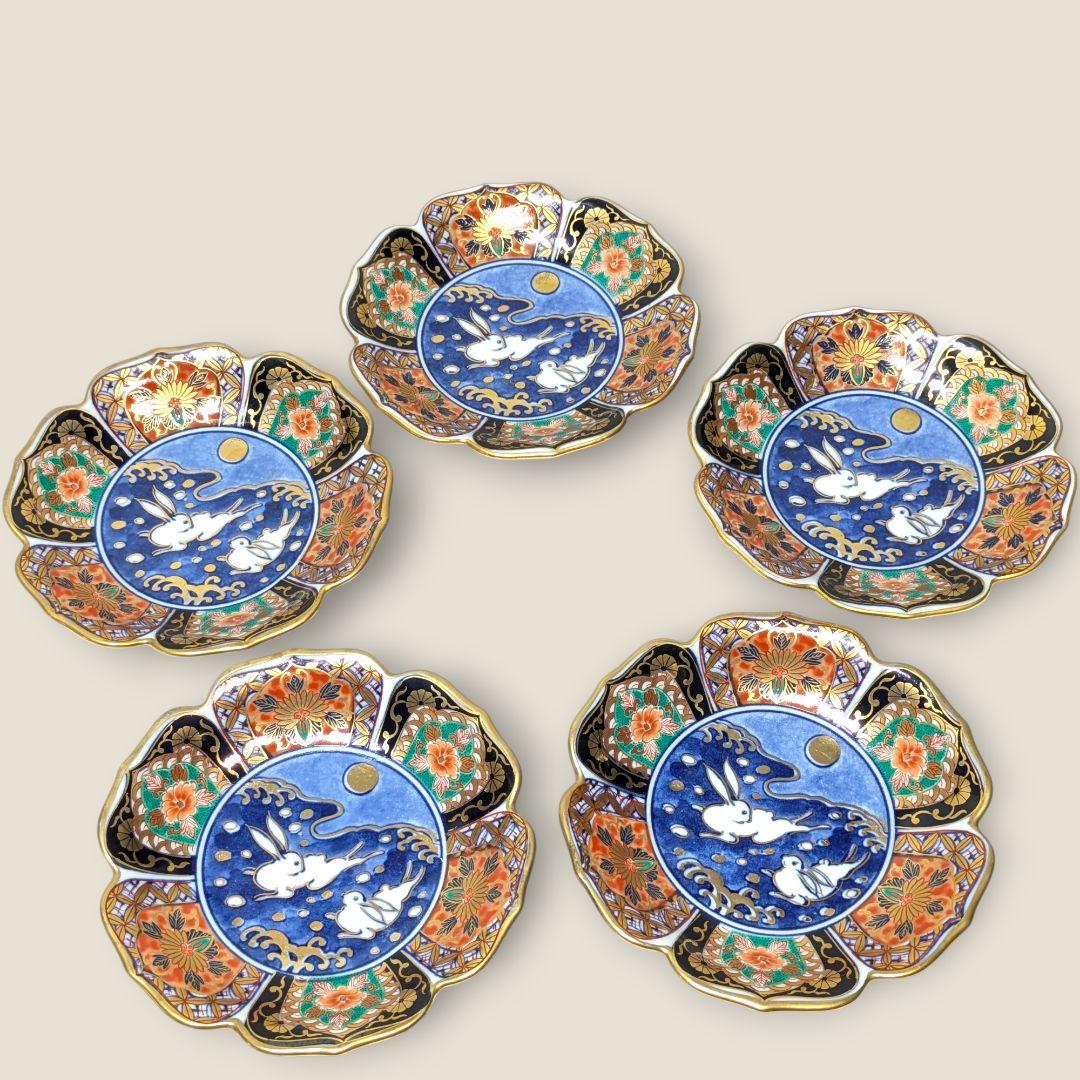 食卓に幸運を呼ぶ月の兎。金彩と波兎が美しい有田焼の小皿セット。