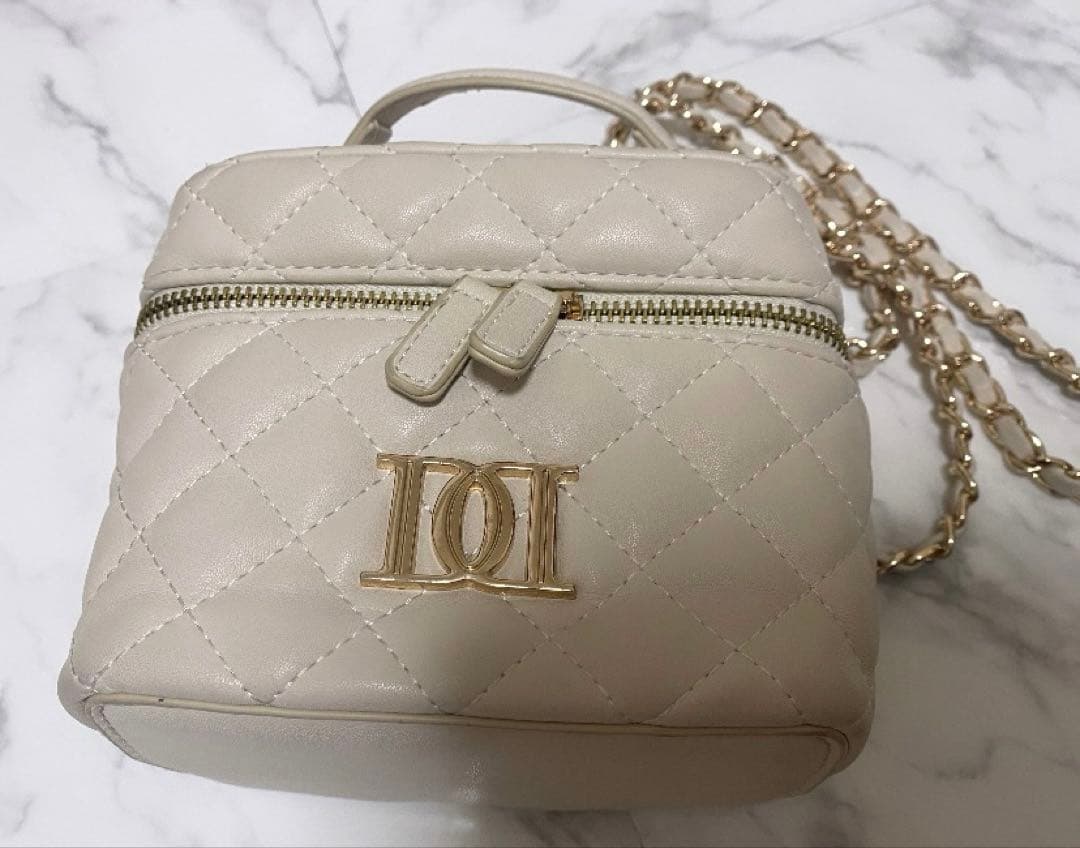 Darich ダーリッチ キルティングスクエアミニバッグ アイボリー