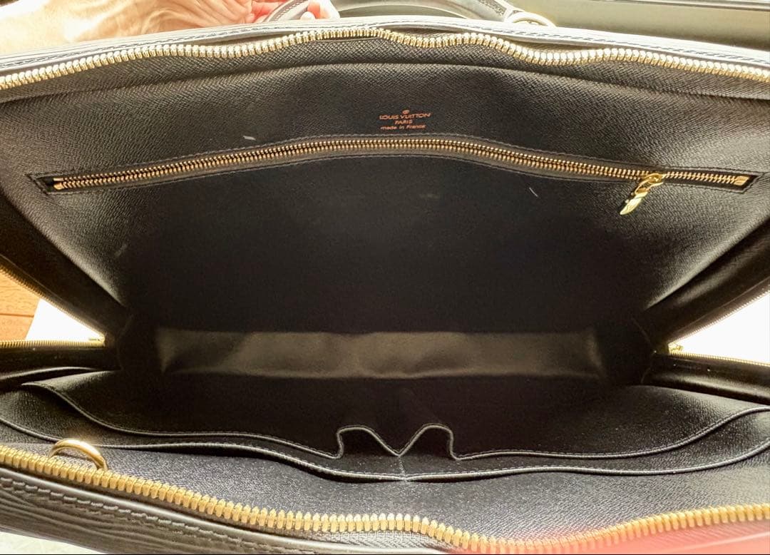 ルイヴィトン ポルトドキュマン ボワヤージュ エピ ノワール