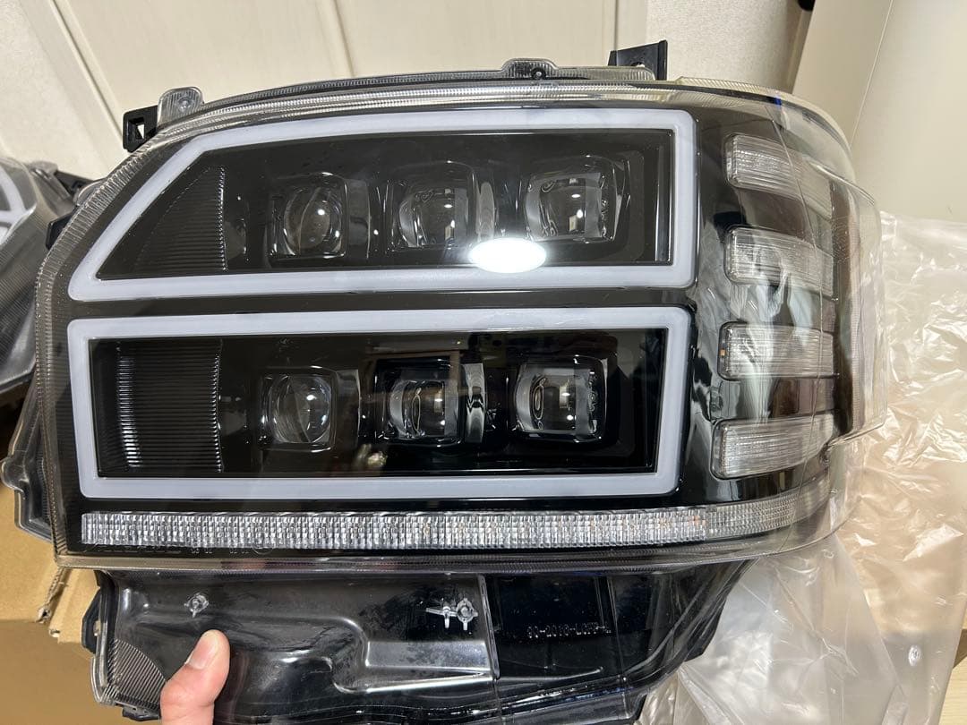 ハイエースヘッドライト Valenti(ヴァレンティ) 6眼