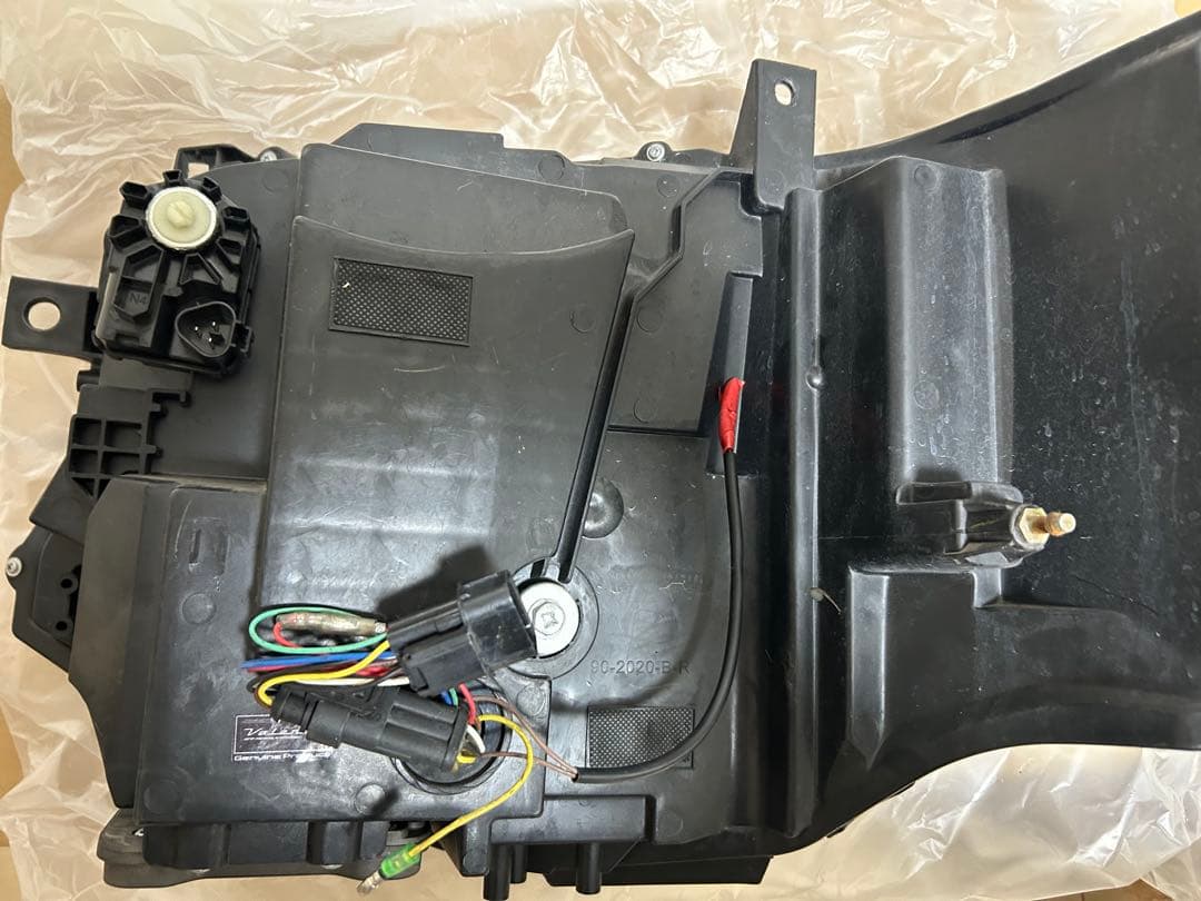 ハイエースヘッドライト Valenti(ヴァレンティ) 6眼