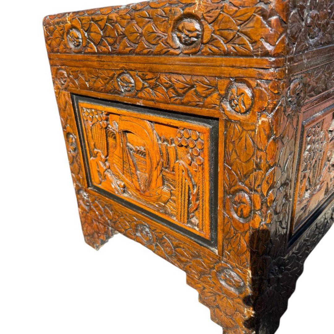 衣装箱　彫刻家具　木製 木彫り　手彫り　収納ボックス　アンティーク家具　ねこ脚