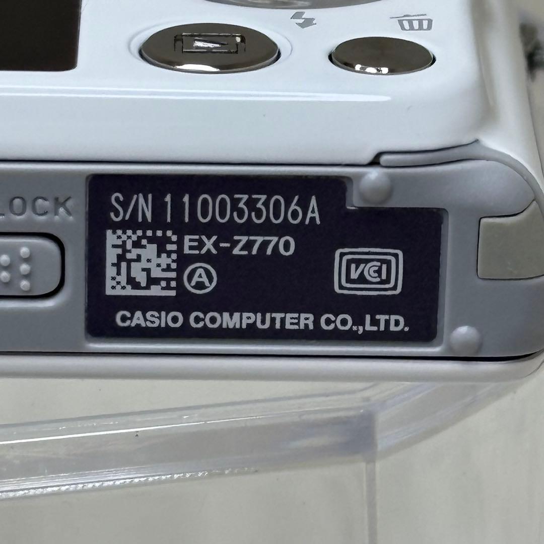 美品　CASIO カメラ　EX-Z770 充電器　ホワイト コンデジ　動作品
