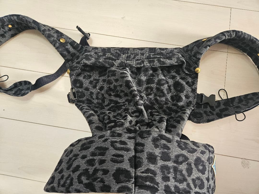 アーティーポッペ　artipoppe　レオパード柄 ヒョウ柄　抱っこ紐