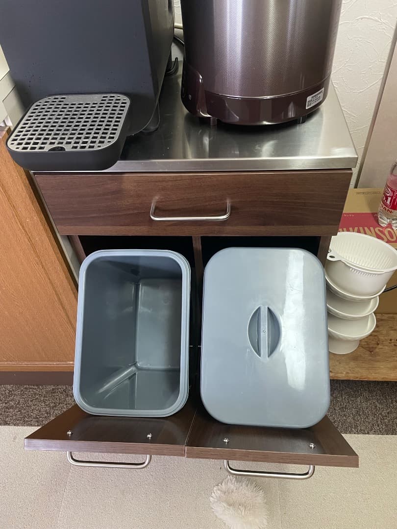 収納棚　下段二種類のゴミ箱入れ