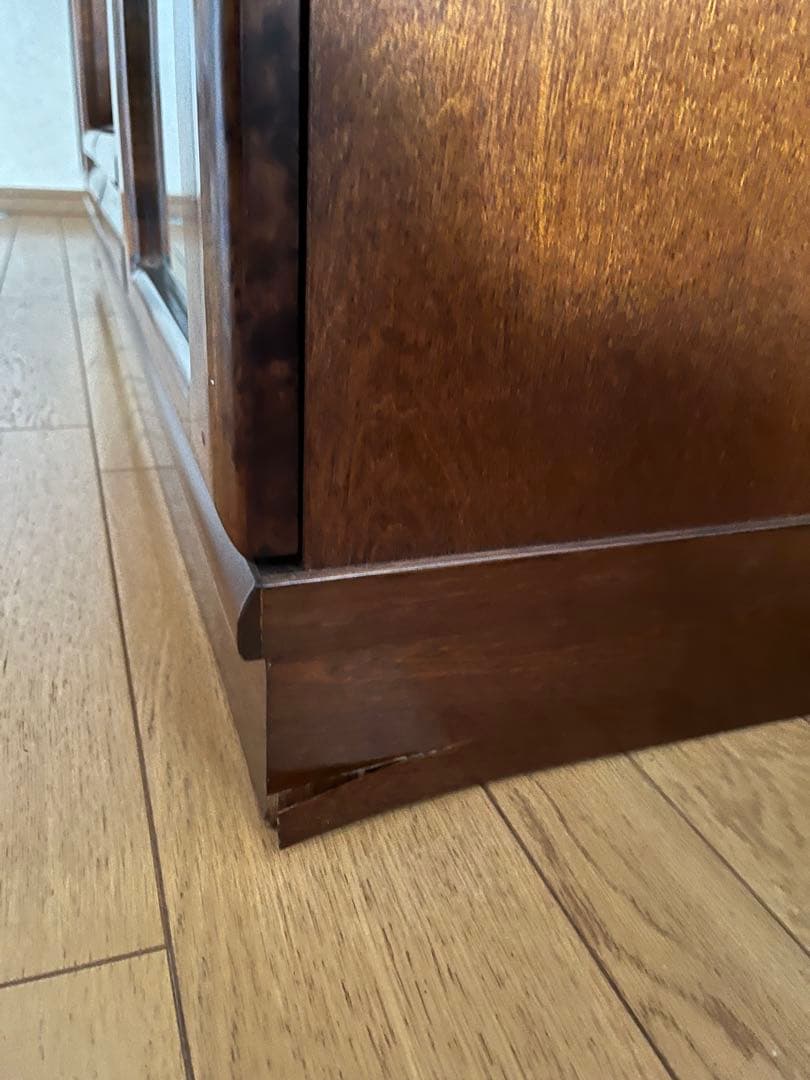 ダークブラウン木製キャビネット ガラス扉付き