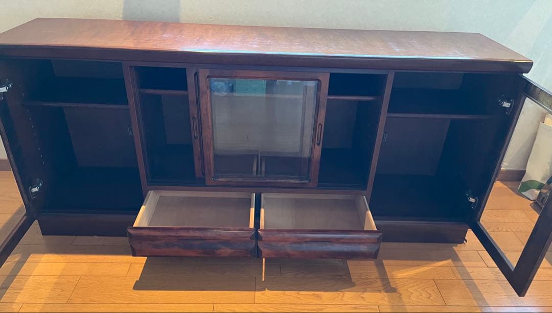 ダークブラウン木製キャビネット ガラス扉付き