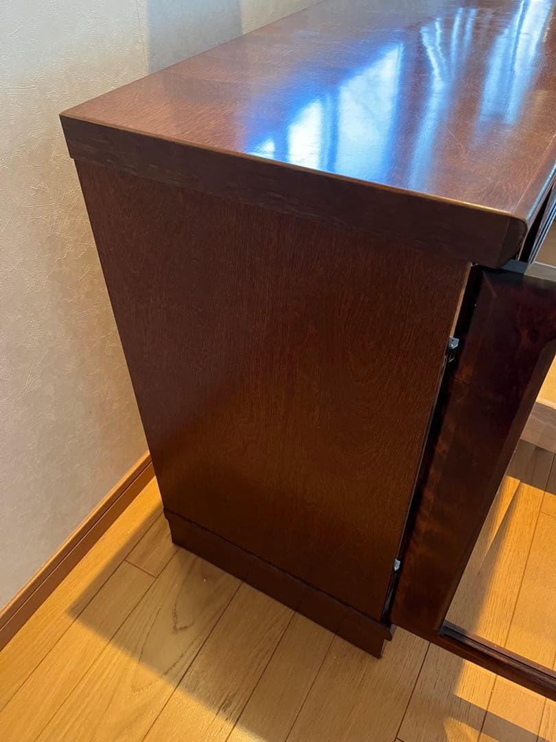 ダークブラウン木製キャビネット ガラス扉付き