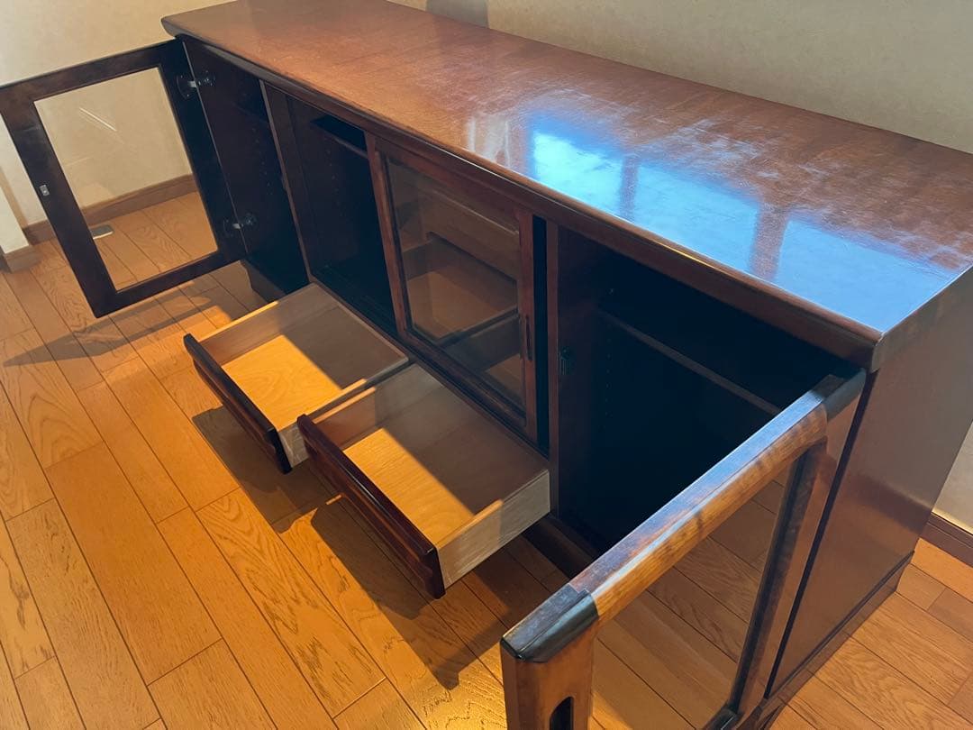 ダークブラウン木製キャビネット ガラス扉付き