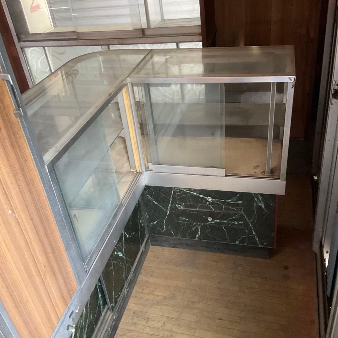 昭和家具　タバコ屋さんのガラスコーナーカウンター　赤と白のショーケース
