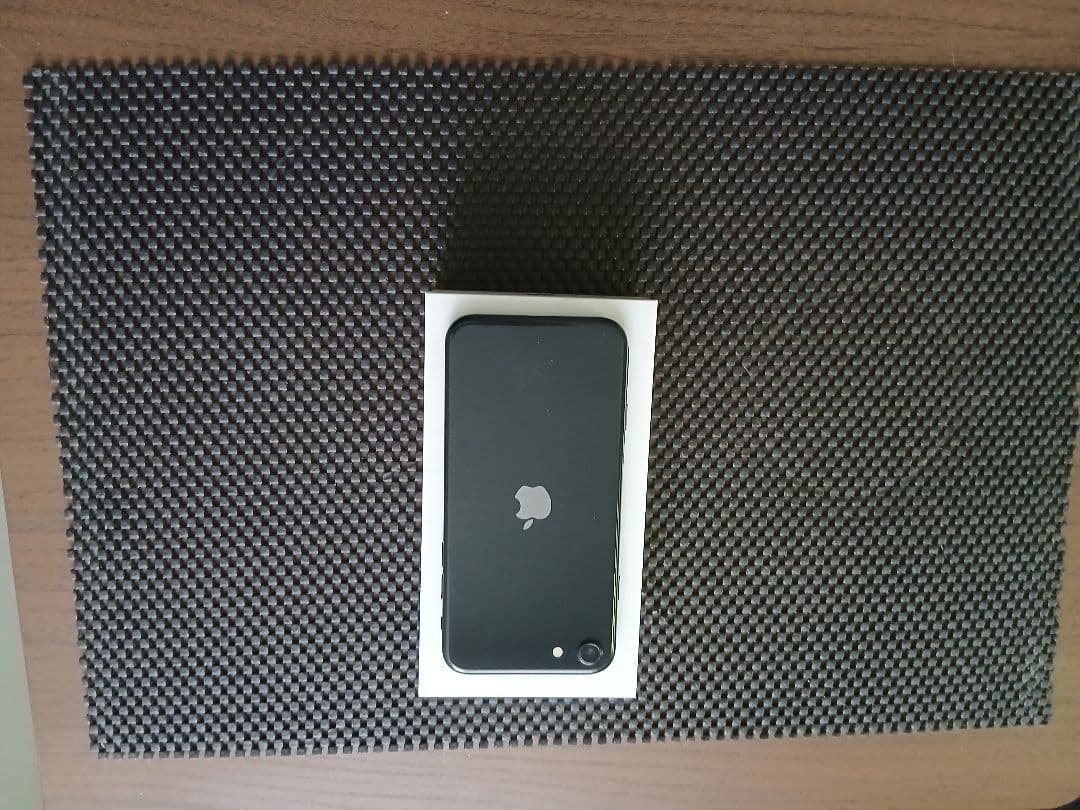 iPhone se 第2世代 64GB ブラック　(未使用イヤホン付)