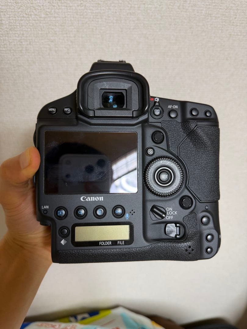Canon EOS-1D X Mark II 本体とバッテリー
