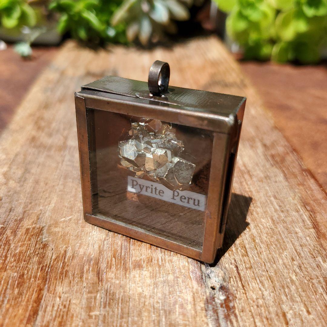 パイライト標本箱ペンダント　ペルー産　鉱物標本ペンダント