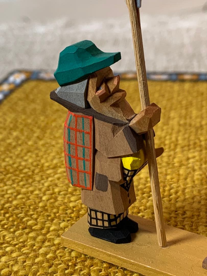 ドイツ製　エルツ山地　ヘルビッヒ工房　木製人形ザイフェン　叔父さんとワンちゃん！