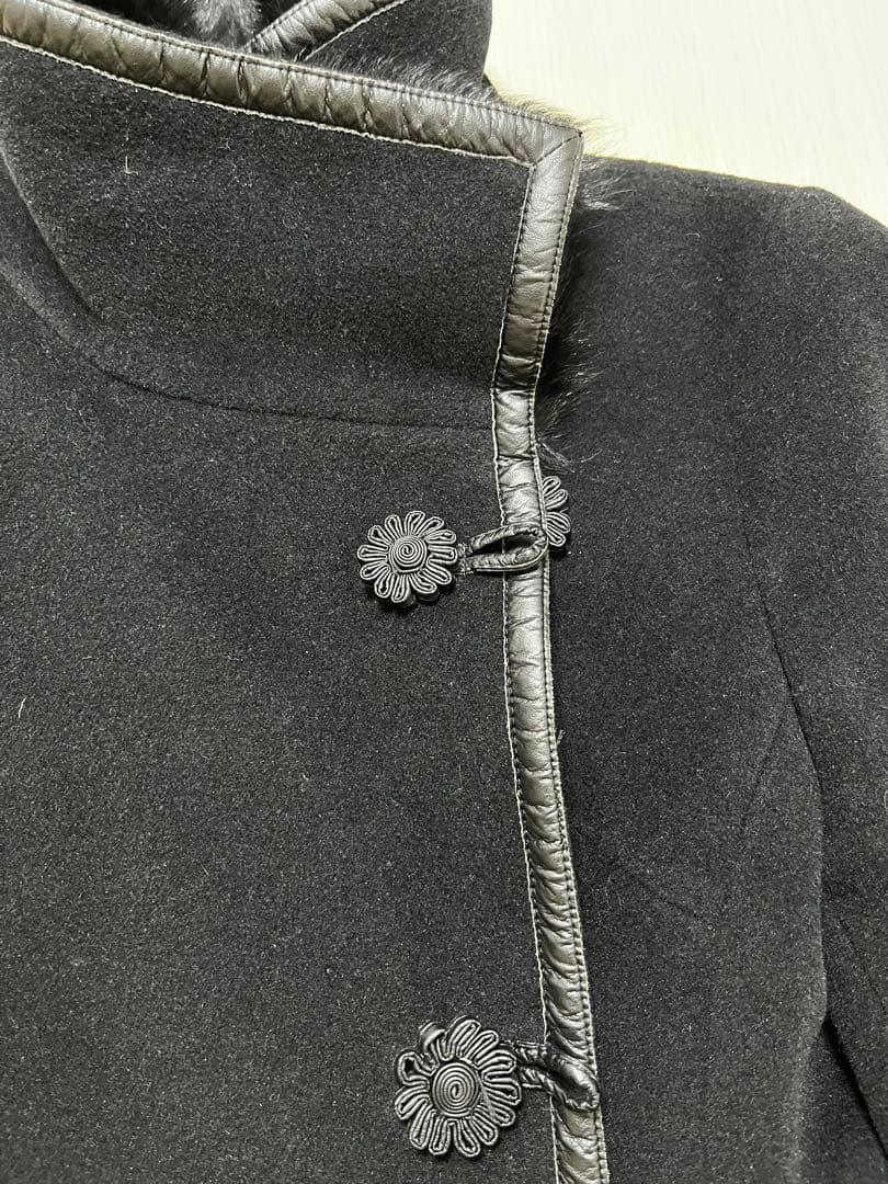 VIVIENNE TAM ブラックアンゴラ混合コート取り外しファー付き