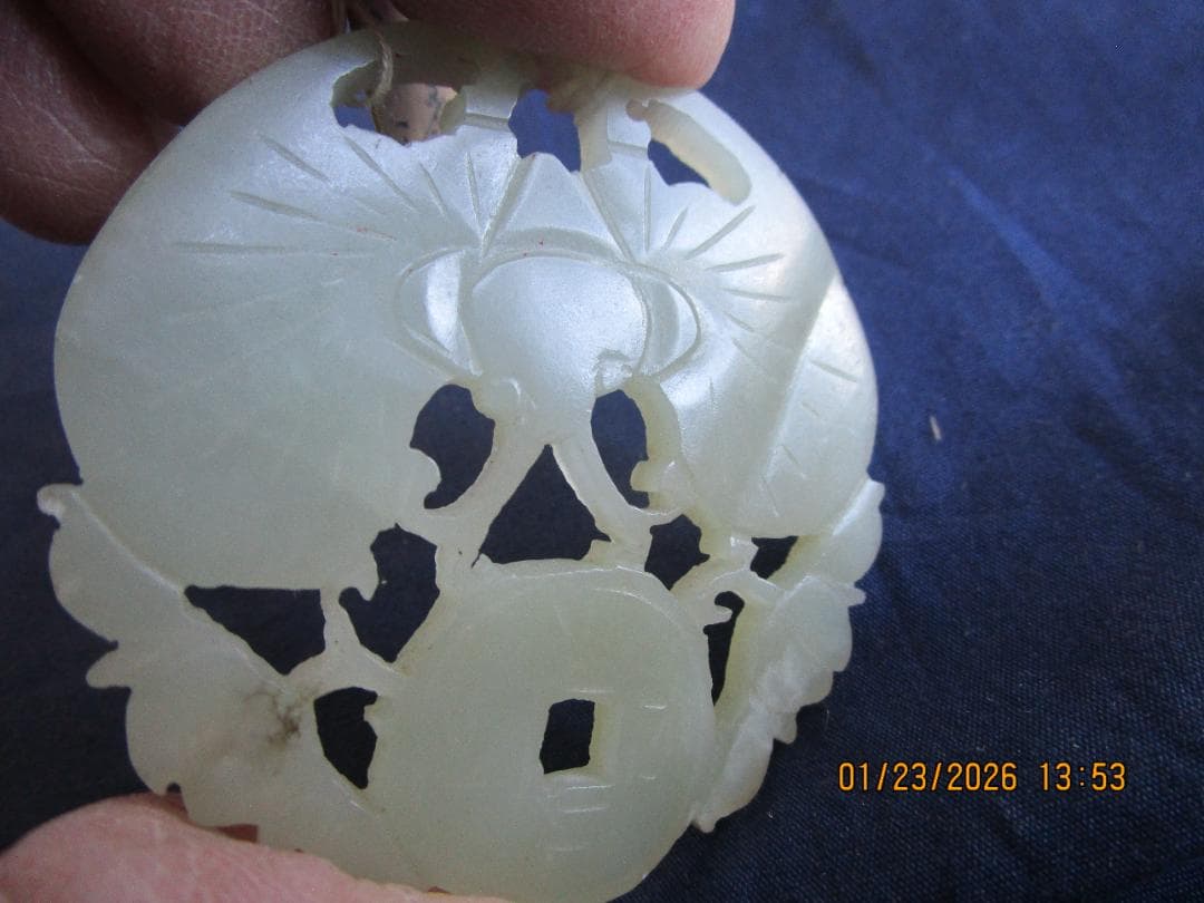 中国　玉　石細工　彫り物　根付　当時の札付き　翡翠【?】 工芸品　細工物　1個