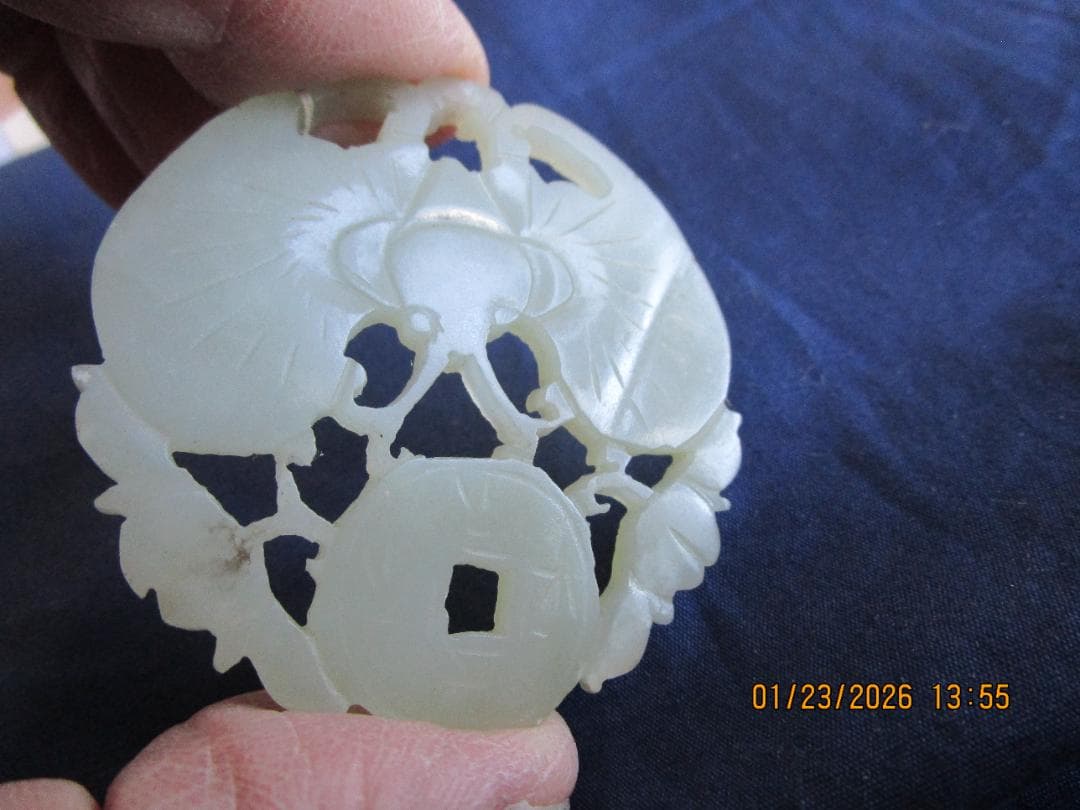 中国　玉　石細工　彫り物　根付　当時の札付き　翡翠【?】 工芸品　細工物　1個