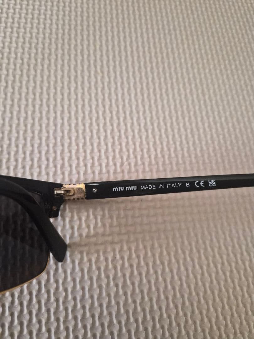 miumiuサングラス　メタルロゴ