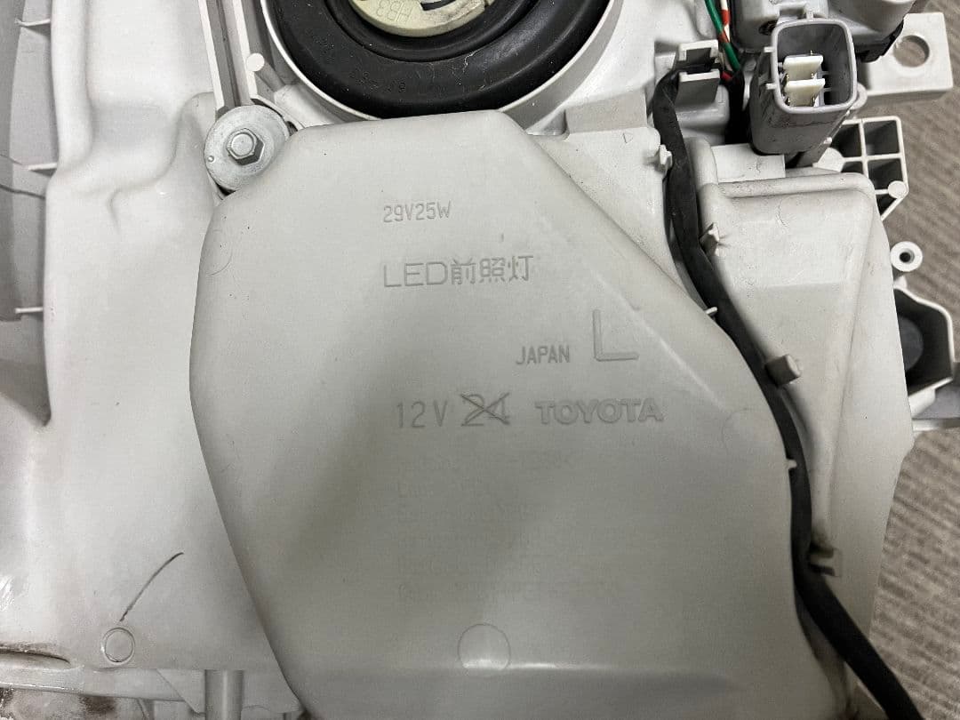 トヨタ車名：ハイエース　左ヘッドランプユニット