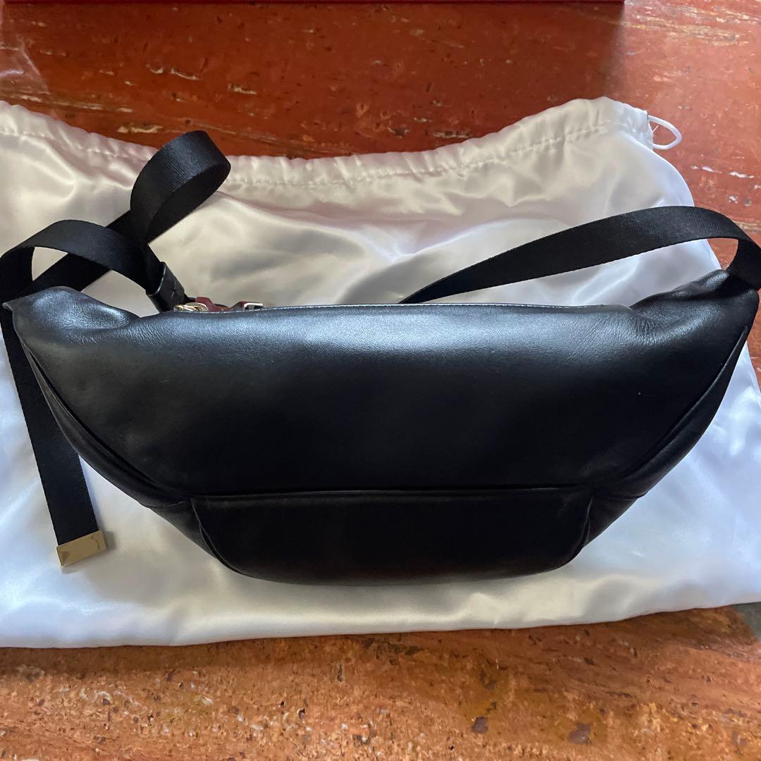 Roger Vivier ブラック ボディバッグ