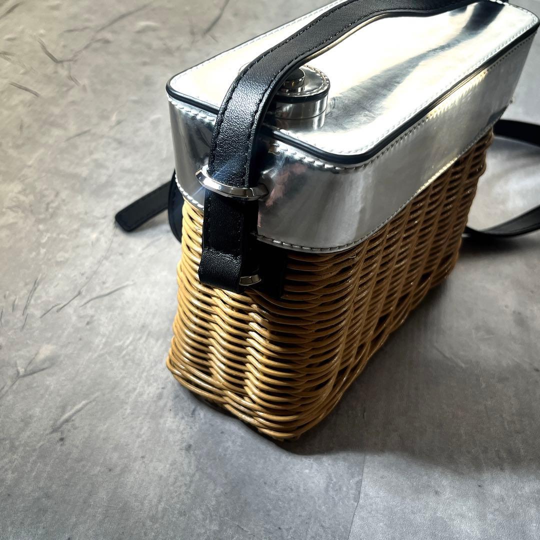 未使用 完売品　ケイトスペード カゴバック カメラ ショルダーバッグ　シルバー