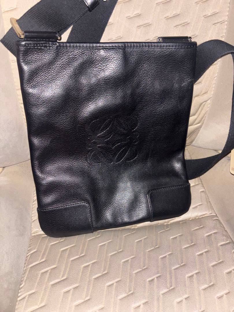 LOEWE ロエべ黒 レザー ショルダーバッグ エンボスロゴ 美品