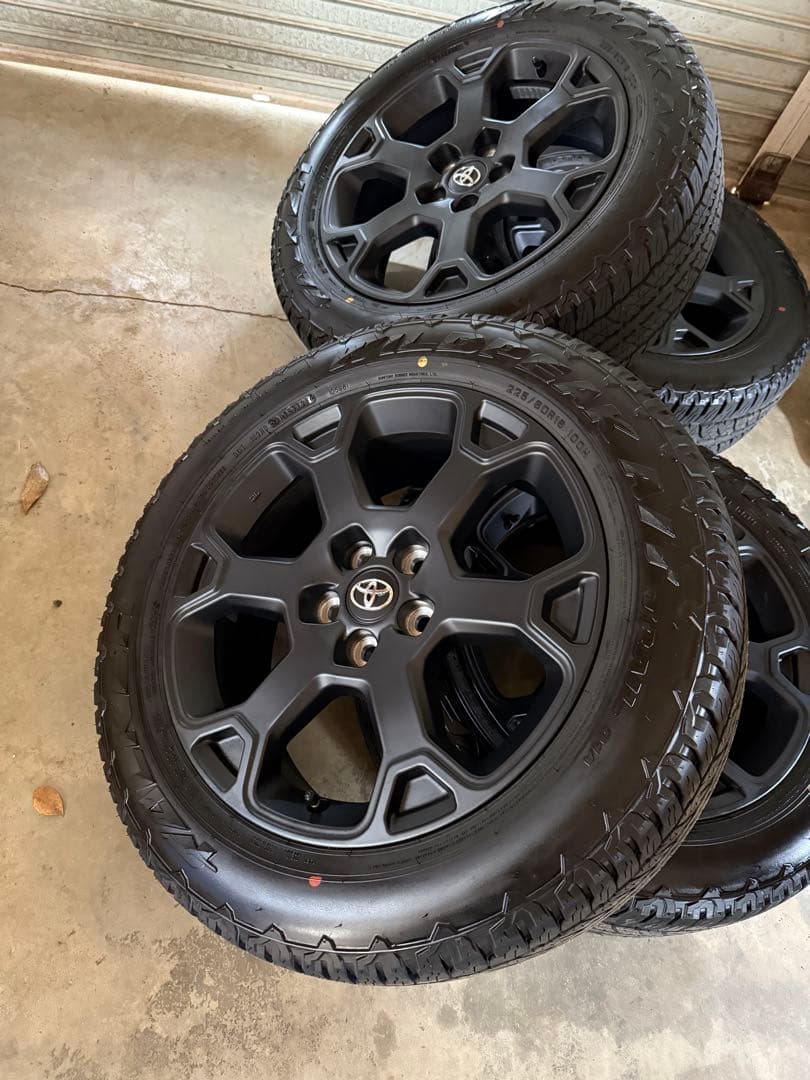 RAV4 オフロードパッケージ2 純正ホイールタイヤ　令和7年11月納車　美品