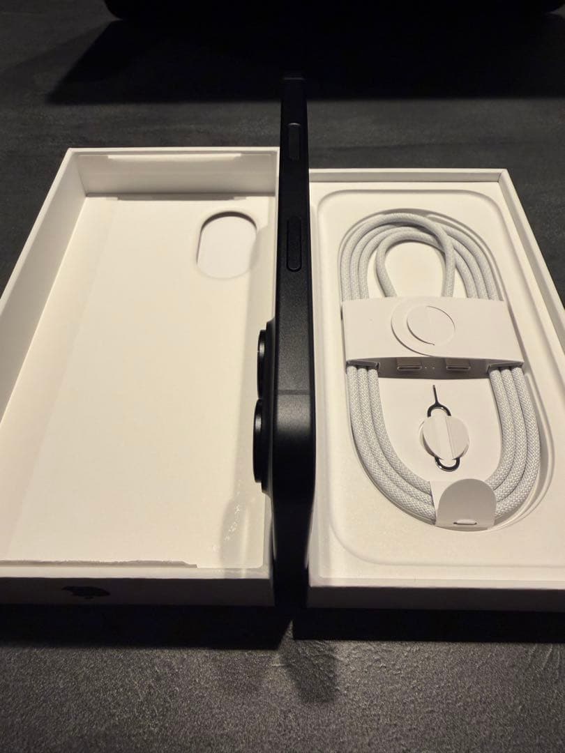 【極美品】iPhone16 ブラック128GB SIMフリー