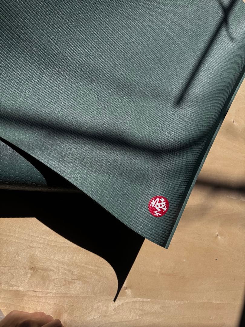 【美品】Manduka ヨガマット 5mm＋ストラップ | ブラックセージカーキ